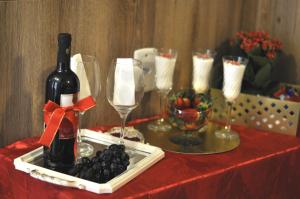 a table with a bottle of wine and wine glasses at Hotel Pousadas Club in Sorocaba