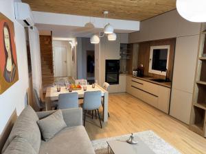 a living room and kitchen with a couch and a table at Villetta independente la Perla in Ceggia