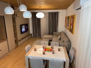a living room with a table and a couch at Villetta independente la Perla in Ceggia