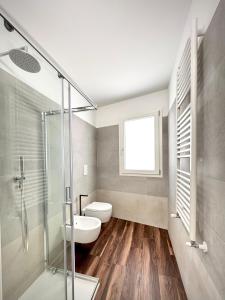 un bagno con wc e doccia in vetro di NanuDomus a Villasimius
