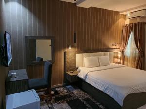Postel nebo postele na pokoji v ubytování Tofana Hotel and Suites