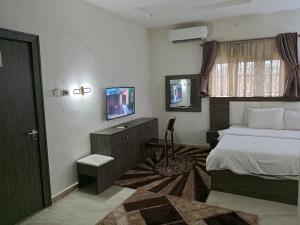 Postel nebo postele na pokoji v ubytování Tofana Hotel and Suites + 8 fotografií