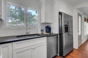 una cocina con fregadero y refrigerador en Sandcrab Court 18 by Wild Dunes, with Amenities, en Isle of Palms