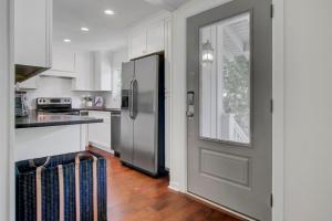 Una cocina con refrigerador de acero inoxidable y ventana. en Sandcrab Court 18 by Wild Dunes, with Amenities, en Isle of Palms 28 fotos más