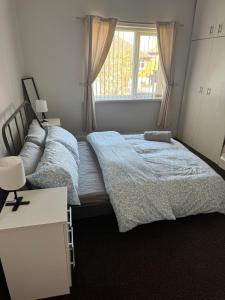 Ένα ή περισσότερα κρεβάτια σε δωμάτιο στο Spacious 2 bedroom flat in Newcastle w Free parking