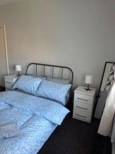 Ένα ή περισσότερα κρεβάτια σε δωμάτιο στο Spacious 2 bedroom flat in Newcastle w Free parking +3 φωτογραφίες