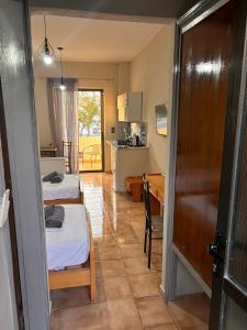 una camera con due letti e una cucina di ALEKA Kos City Center Apartments a Città di Kos