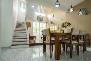 a dining room with a table and chairs at Spacious Eco Guest House Colombo in Sri Jayewardenepura Kotte