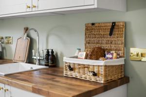 een aanrecht met een mand erop bij The Townhouse, Leith in Edinburgh