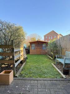 Κήπος έξω από το Beautifully renovated 2bed home
