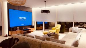 a living room with a couch and a tv at Villa Azul in Palasë