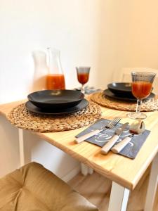 a table with two black plates and glasses on it at Wohnung in Siegen in Wilnsdorf