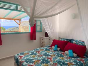Espace Harmonie Deshaies - Vue Mer & Piscine Panoramique客房内的一张或多张床位