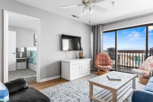 Gallery image of Ocean View 2BR2BA Top-Floor Condo w Balcony & Bay Sunset Views in Ocean City +35 photos