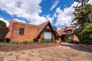 ボゴタにあるChalet Suizo, BBQ, Chimney -Luxury Stayのレンガ造りの家