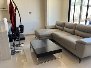 ein Wohnzimmer mit einer Couch und einem Couchtisch in der Unterkunft Pelicanos Residencial in Puerto Peñasco