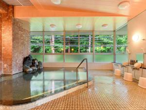 a large pool of water in a room with two toilets at Hayataro Onsen Komagane Kogen Retreat Suzuran Haya - Vacation STAY 34206v in Komagane