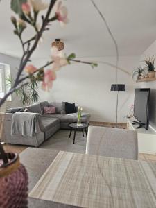a living room with a couch and a tv at La Casa in Medebach