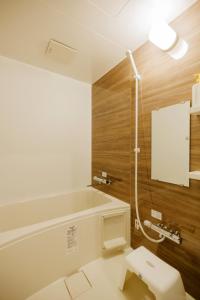 白石市にあるWhitehead Road - Vacation STAY 82431vのバスルーム(白いトイレ、シャワー付)