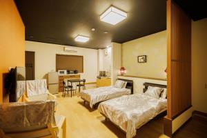白石市にあるWhitehead Road - Vacation STAY 82431vのベッドルーム1室(ベッド2台、椅子、テーブル付)