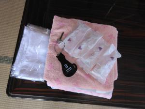 田原市にあるOgawaya Ryokan - Vacation STAY 81740vのテーブルの上に鍵をかけたビニール袋