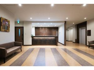 ein Besprechungsraum mit einem großen Bildschirm in einem Gebäude in der Unterkunft Credo Hotel Hakodate - Vacation STAY 87584v in Hakodate