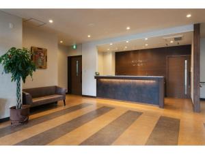 ein Besprechungsraum mit einem großen Bildschirm in einem Gebäude in der Unterkunft Credo Hotel Hakodate - Vacation STAY 87584v in Hakodate