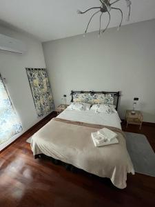 1 dormitorio con 1 cama grande y 2 platos. en La Corte Guesthouse, en Cornate dʼAdda