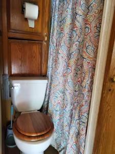 Bilik mandi di Peaceful Ranch Cabin
