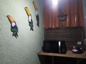 Příslušenství pro přípravu čaje a kávy v ubytování Chalé Pingo de Ouro Socorro SP