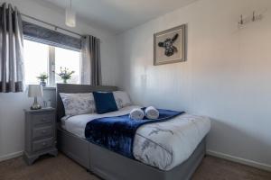 a bedroom with a bed with two towels on it at Clicketts - 3-Bedroom, Full Entire House, Sleeps 6 guests, Free wifi, Street Parking, Smart TV, Basildon, Essex London in Basildon