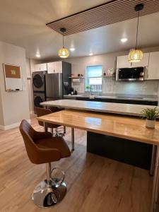 cocina grande con mesa de madera y silla en DWELL in Alaska "BIGGER" Unit k, en Fairbanks
