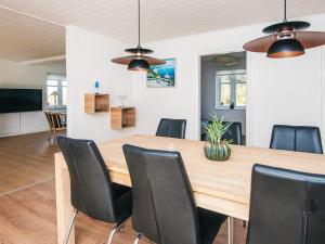 Televiisor ja/või meelelahutuskeskus majutusasutuses 4 star holiday home in Løkken