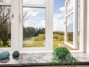 Aed väljaspool majutusasutust 4 star holiday home in Løkken