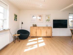 Televiisor ja/või meelelahutuskeskus majutusasutuses 4 star holiday home in Løkken