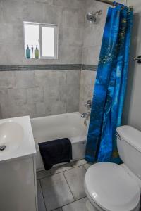 Un baño con bañera, inodoro y lavabo. en Cozy upper unit great for family visiting Zoo medica campus and downtown, en Denver