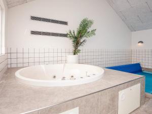 Koupelna v ubytování 16 person holiday home in Løkken-By Traum