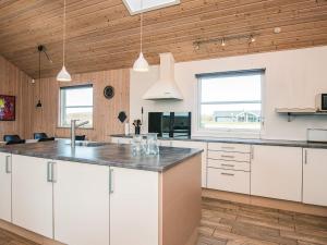 Kuchyň nebo kuchyňský kout v ubytování 16 person holiday home in Løkken-By Traum