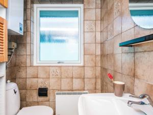 Un baño con lavabo y ventana. en 6 person holiday home in Fanø-By Traum, en Fanø 53 fotos más