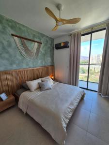 Un pat sau paturi într-o cameră la Cozy Flat in Pozos Colorados