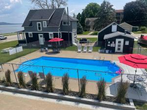 una casa con piscina delante de una casa en 2 Bedroom Suite with kitchen, en Lake City 3 fotos más