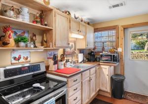 Fotografie z fotogalerie ubytování Barndominium with Farm and Firepit near Lake Georgetown v destinaci Georgetown