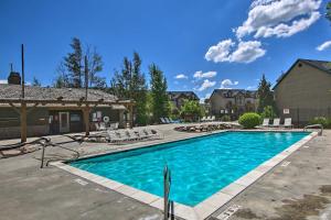 Una piscina con tumbonas y una casa. en Hot Tub and Mtn-View Deck Townhome in Eden, en Eden