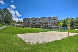 una pista de voleibol frente a un gran edificio en Hot Tub and Mtn-View Deck Townhome in Eden, en Eden