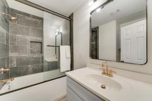 Bilik mandi di Convenient Family-Friendly Location Texarkana Gem +17 gambar