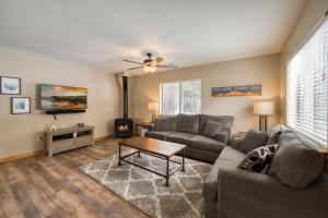una sala de estar con un sofá y una mesa en Pebble Place at Tahoe Donner by Tahoe Getaways - Pet Friendly, Single Level w HOA, en Truckee