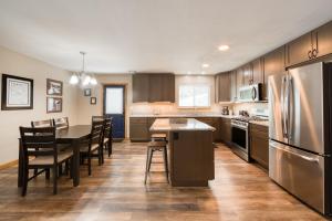 Una cocina o zona de cocina en Pebble Place at Tahoe Donner by Tahoe Getaways - Pet Friendly, Single Level w HOA
