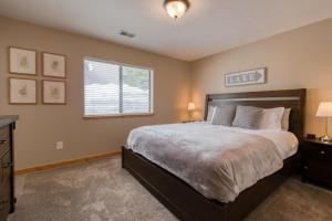 Un dormitorio con una cama grande y una ventana. en Pebble Place at Tahoe Donner by Tahoe Getaways - Pet Friendly, Single Level w HOA, en Truckee