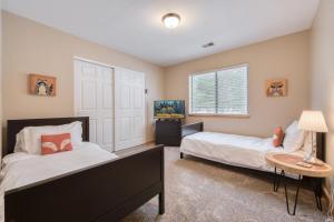Un dormitorio con dos camas y una ventana. en Pebble Place at Tahoe Donner by Tahoe Getaways - Pet Friendly, Single Level w HOA, en Truckee 23 fotos más