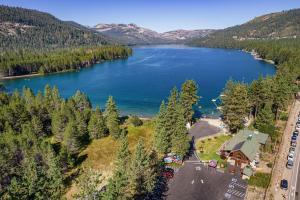 una vista aérea de un lago en las montañas en Pebble Place at Tahoe Donner by Tahoe Getaways - Pet Friendly, Single Level w HOA, en Truckee